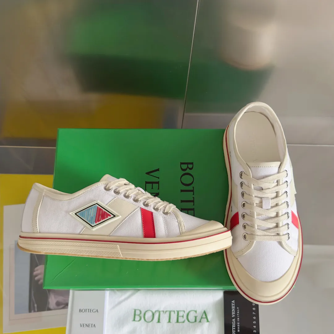 Top version: Couple model 560💰 Bottega Veneta Bottega Veneta BV’s latest Eliot series retro basketball shoes casual sports canvas shoes Bottega Veneta 2025 spring and summer show new shoes Eliot is on the market. Inspired by retro basketball sneakers, the color combination highlights youthful vitality and perfectly interprets the theme of youth and childlike innocence. The details are also very particular. The summer canvas brings excellent durability and comfort. Designs such as calfskin trim, rubber toe caps and hand-painted retro red lines are full of retro feel. The round toe and convex sole add a modern feel. Exquisite packaging at the delivery counter🛍📦 ▪️Fabrics: Original customized high-density canvas + cowhide ▪️Inner lining: Original customized breathable canvas ▪️Sole: Original open-molded anti-slip TPU material ▪️Sole thickness: 3CM ▪️Size: Women’s 35-41 / [Men’s 39-45 pre-sale]